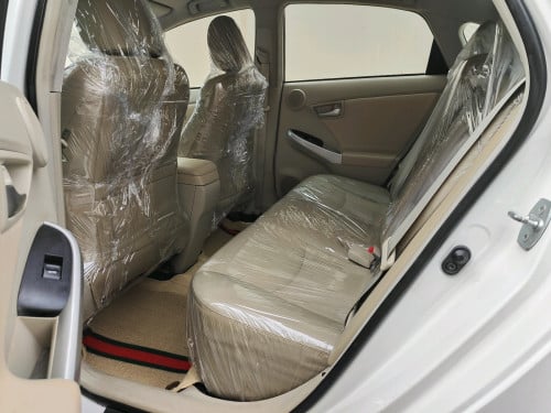 Prius 014 options 4 ខាងក្នុងលឿង កៅអីចុច ពូកស្បែកហ្សុីន បាសJBL