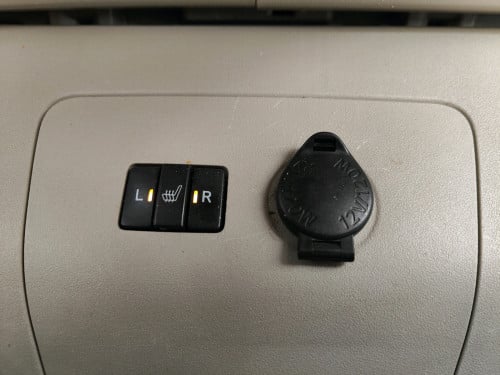 Prius 014 options 4 ខាងក្នុងលឿង កៅអីចុច ពូកស្បែកហ្សុីន បាសJBL