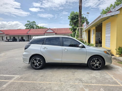 Toyota Matrix ឆ្នាំ03 ឡានស្អាត ម៉ាស៊ីនស្ងាត់ ទឹកថ្នាំស្អាត ជើងក្រោម ប្រអប់លេខអេម
