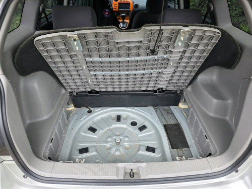 Toyota Matrix ឆ្នាំ03 ឡានស្អាត ម៉ាស៊ីនស្ងាត់ ទឹកថ្នាំស្អាត ជើងក្រោម ប្រអប់លេខអេម