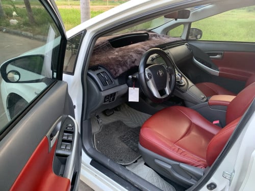 Toyota Prius សេរីឆ្នាំ2010 option 3ឡានស្អាតអត់បុកអត់ច្រេៈឡានថ្មីគ្មានកន្លែងទាស់