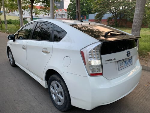 Toyota Prius សេរីឆ្នាំ2010 option 3ឡានស្អាតអត់បុកអត់ច្រេៈឡានថ្មីគ្មានកន្លែងទាស់
