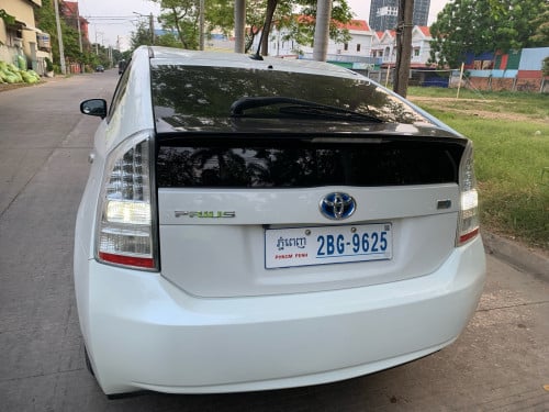 Toyota Prius សេរីឆ្នាំ2010 option 3ឡានស្អាតអត់បុកអត់ច្រេៈឡានថ្មីគ្មានកន្លែងទាស់