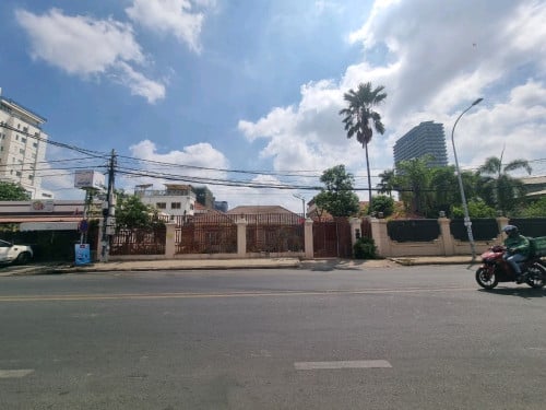 Villa for rent on Main Road in Toul Kouk