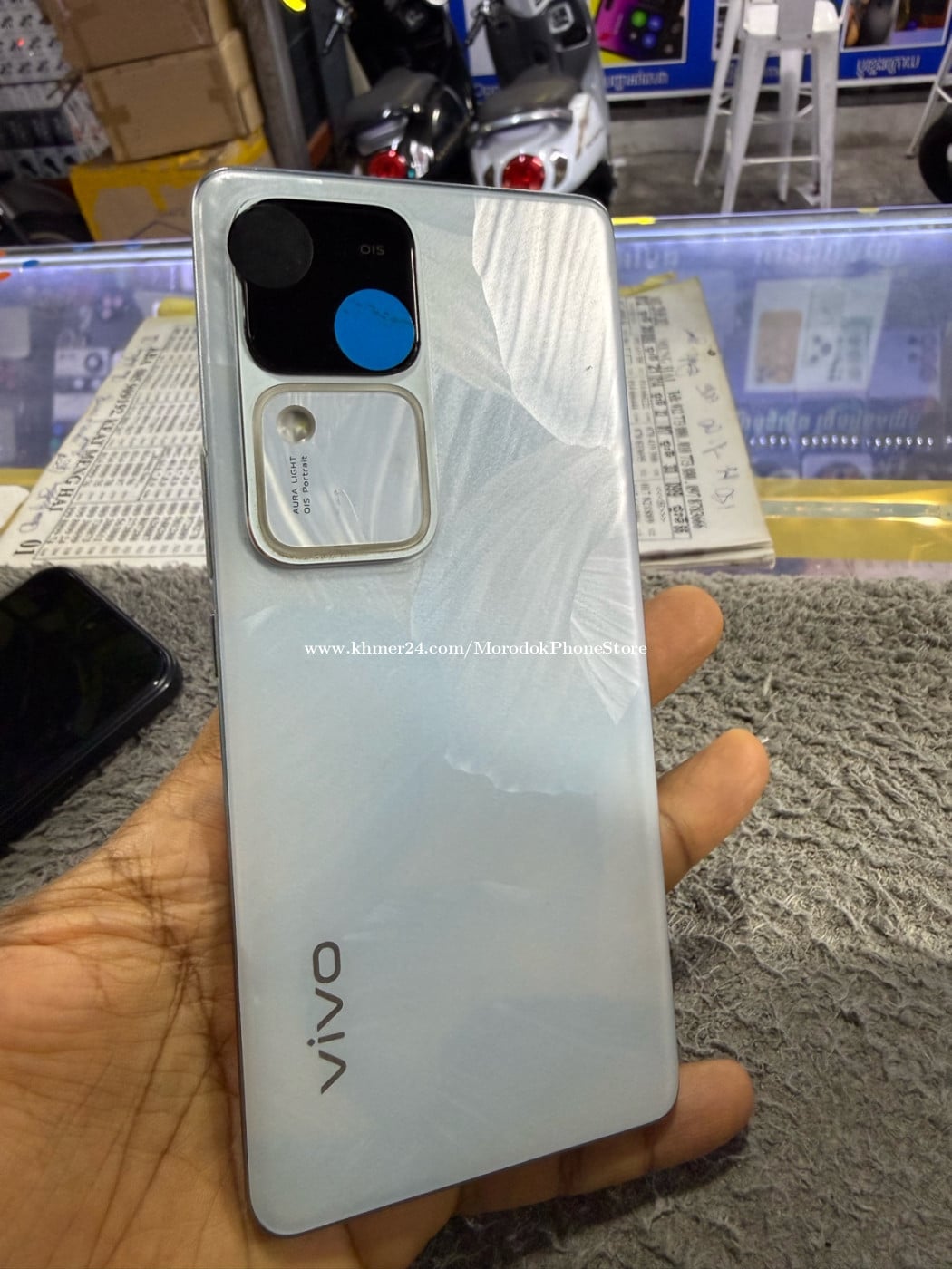 Vivo V30 5G Ram12G Memory256G ក្រុមហ៊ុនសុីមពីរ មានឆ្នាំងសាក