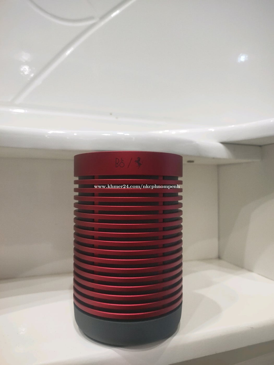 ទើបកាត់បាន B&o Beosound Explore Ferrari Red/Black Edition