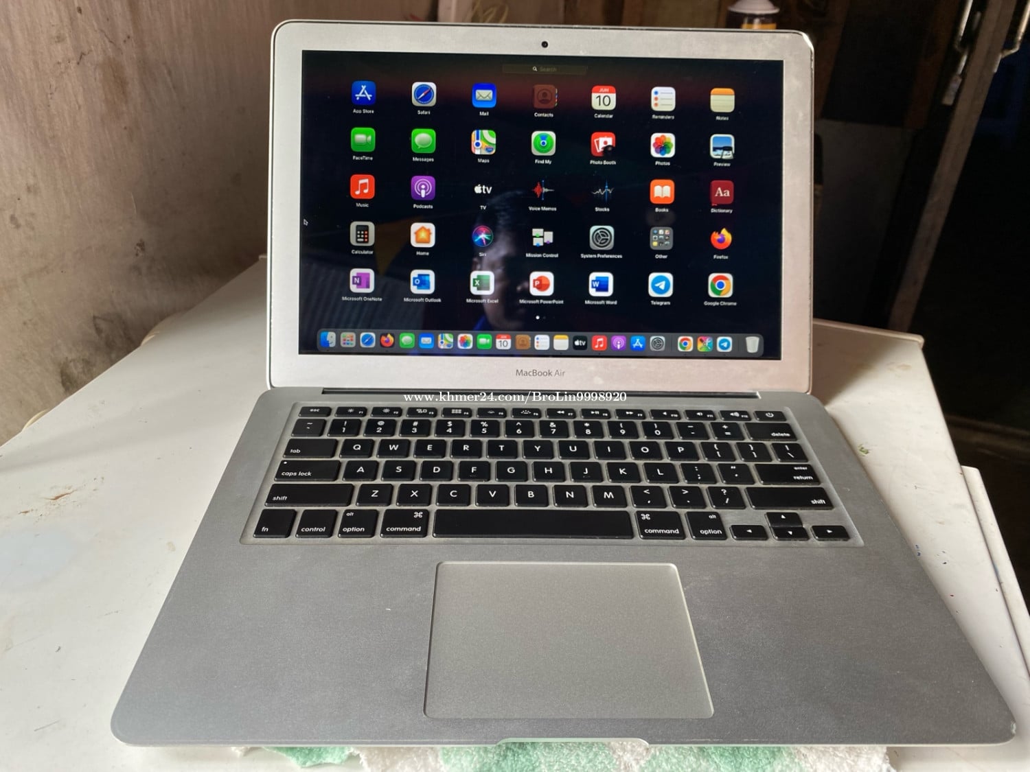 លក់ MacBook Air 2014 មានឆ្នាំងសាកស៊ីន