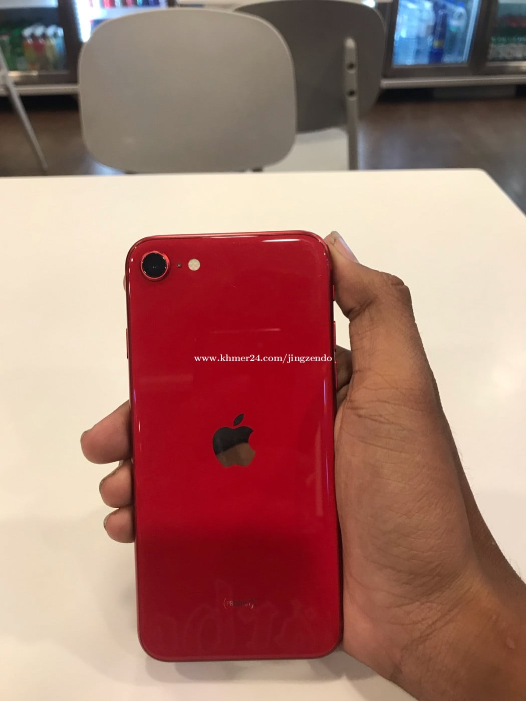 I phone 8 snom zin 64G 35$