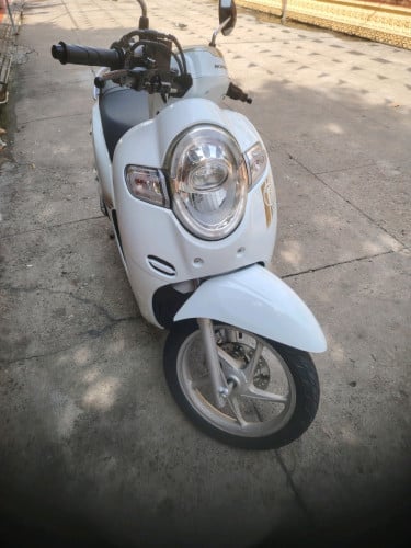 ម៉ូតូស្អាតខ្ចីទេីបកាត់បាន