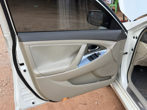 ឡានលក់ hybrid 50th Anniversary Edition