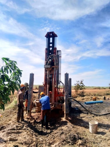 ខួងអណ្ដូងខ្នាតធំជ្រៅ រាប់រយម៉ែត្រ យកទឹកក្រោមស្រទាប់ថ្ម