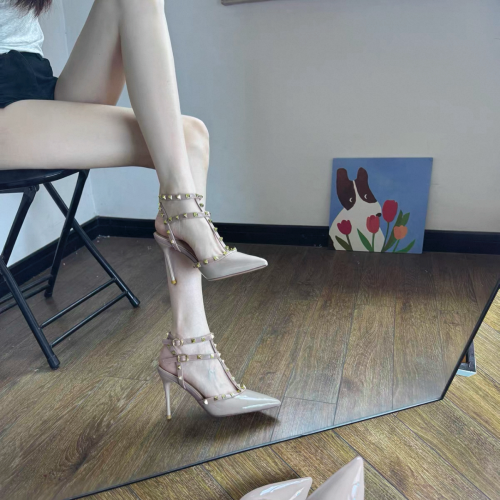 ស្បែកជើងកែងនារី