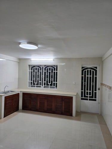 ផ្ទះអាជីវកម្មលក់បន្ទាន់