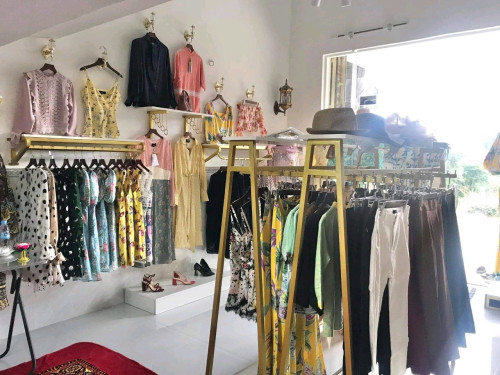 ផ្ទះអាជីវកម្មនៅផ្លូវលូ៥លក់បន្ទាន់ទីប្រជុំជន់ដំណើចេញចូលអ៊ូអ២៤ម៉ោង.ផ្ទះមានទទឹង.4×14ម៉ែតផ្ទះថ្មីស្អាត