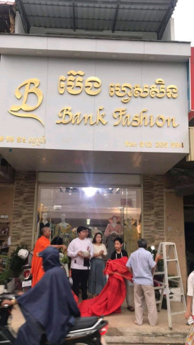 ផ្ទះអាជីវកម្មនៅផ្លូវលូ៥លក់បន្ទាន់ទីប្រជុំជន់ដំណើចេញចូលអ៊ូអ២៤ម៉ោង.ផ្ទះមានទទឹង.4×14ម៉ែតផ្ទះថ្មីស្អាត
