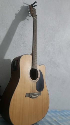 ចង់លក់ហ្គីតា130$ចុះនៅ100$