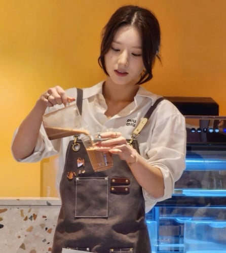 អ្នកលក់កាហ្វេ អាយុក 20ក្រាស់