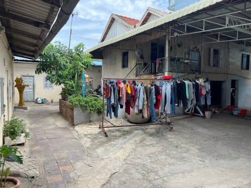 ដីផ្ទះសម្រាប់លក់ មានចំណូលបន្ទប់ជួលស្រាប់ មាន 25 បន្ទាប់