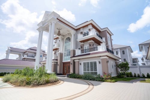 វីឡាឃីង(A)កែងសម្រាប់លក់💰• ទីតាំង បុរី ប៉េង ហួត មានក្លឹបហាត់ប្រាណ ការរស់នៅផាសុខភាព ស