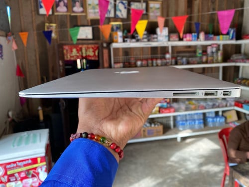 លក់ MacBook Air 2014 មានឆ្នាំងសាកស៊ីន