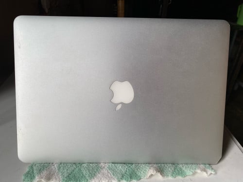 លក់ MacBook Air 2014 មានឆ្នាំងសាកស៊ីន