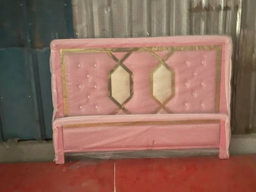 គ្រែPink ៗ Size: 180 x 200cm (ហ្វ្រីតម្លើង និងដឹក)