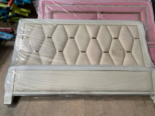 គ្រែPink ៗ Size: 180 x 200cm (ហ្វ្រីតម្លើង និងដឹក)