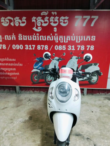 ម៉ូតូ scoopy 022 មានពន្ធត្រឹមត្រូវលក់តម្លៃ 1.770 ដុល្លារ។