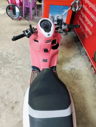 ម៉ូតូ scoopy 022 មានពន្ធត្រឹមត្រូវលក់តម្លៃ 1.770 ដុល្លារ។