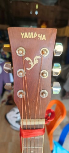 លក់ហ្គីតា Yamaha 4010
