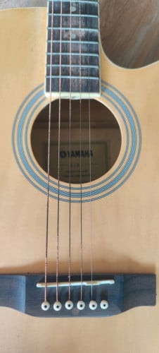 លក់ហ្គីតា Yamaha 4010