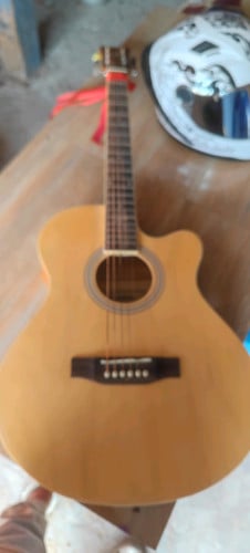 លក់ហ្គីតា Yamaha 4010