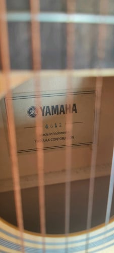 លក់ហ្គីតា Yamaha 4010