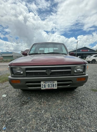 1991 Toyota Hilux ម៉ាស៊ីនសាំង ( Zin )