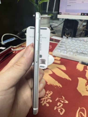 A13芯片加持，和iPhone 11同款性能，日常用、刷视频、打游戏都不卡经典Home键设计，单手操作超顺手64GB大内存，iOS 18.5系统丝滑流畅，现货多多欢迎到店咨询选购