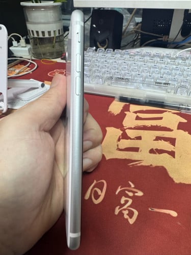A13芯片加持，和iPhone 11同款性能，日常用、刷视频、打游戏都不卡经典Home键设计，单手操作超顺手64GB大内存，iOS 18.5系统丝滑流畅，现货多多欢迎到店咨询选购