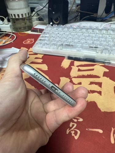 A13芯片加持，和iPhone 11同款性能，日常用、刷视频、打游戏都不卡经典Home键设计，单手操作超顺手64GB大内存，iOS 18.5系统丝滑流畅，现货多多欢迎到店咨询选购