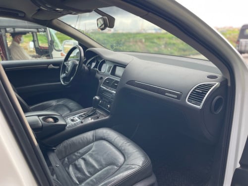 Audi Q7ឆ្នាំ2011ប្រើស៊ូត