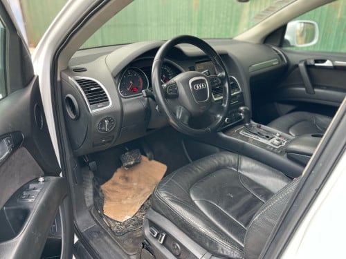 Audi Q7ឆ្នាំ2011ប្រើស៊ូត