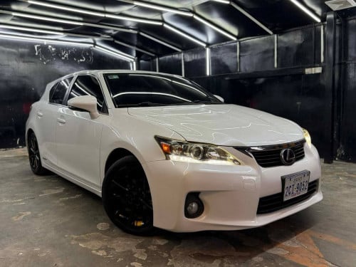 CT 200h 2013 For Rent /出租
