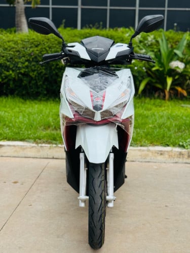 HONDA CLICK 017ក្រុមហ៊ុន ម៉ាសុីនតាន់ហាប់នែនស្ងាត់ជិះស្រួលស្ទុះខ្លាំងធានាមិនលាន់មិនហុយមានពន្ធកាតគ្រឺ
