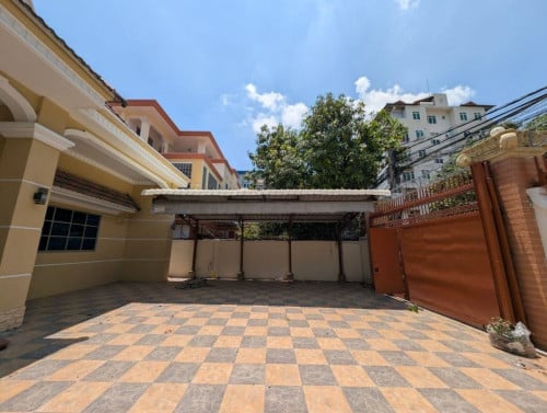 House for rent at Psar Derm Thkov