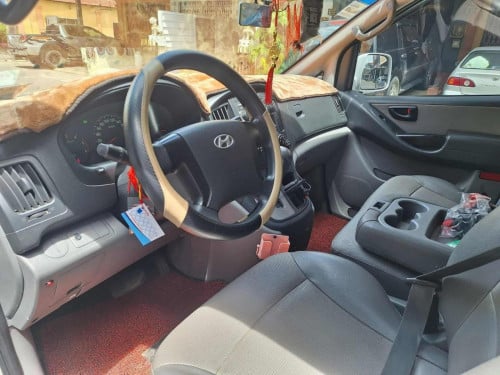 HYUNDAI Starex 2011 For Rent /出租