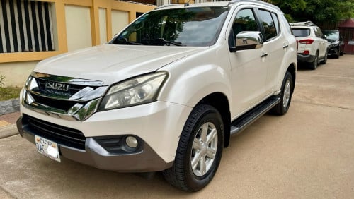 ISUZU MU-X 2015 full (4x4) ថ្មីខ្លាំង 90% Urgent Sale!!!