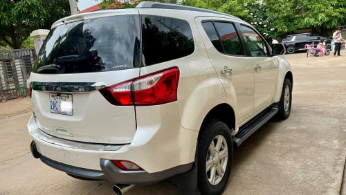 ISUZU MU-X 2015 full (4x4) ថ្មីខ្លាំង 90% Urgent Sale!!!