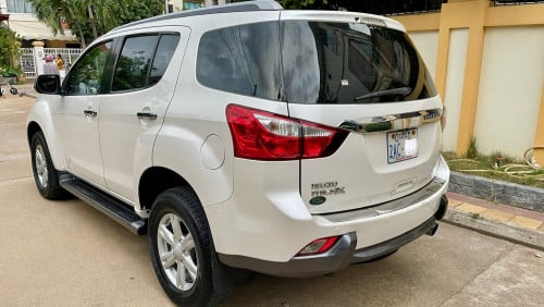 ISUZU MU-X 2015 full (4x4) ថ្មីខ្លាំង 90% Urgent Sale!!!