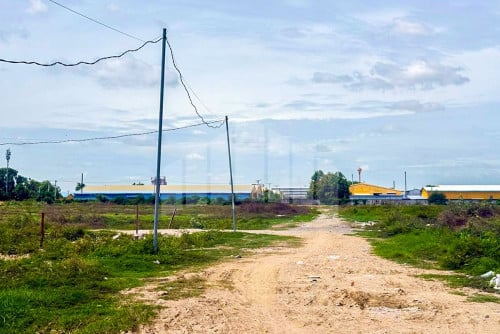 Land for Sale (200mx100m) near Duong Ngeab Road, Chom Chao Commune