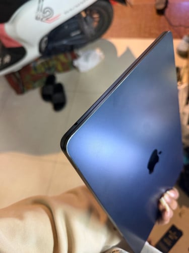 MacBook Air M2 13.6 256gb 2022 ស្ទើរតួរតិចៗ