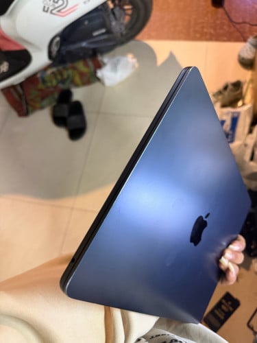 MacBook Air M2 13.6 256gb 2022 ស្ទើរតួរតិចៗ