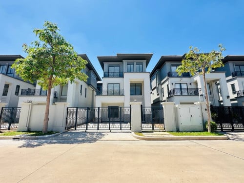 Queen Villa available for Sale